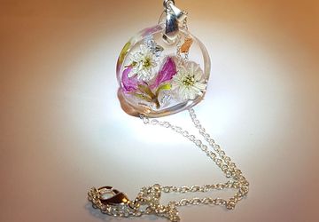 Silver necklace with pendant in transparent resin and real flowers