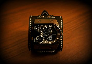 Brown men's watch with 3 time-zones