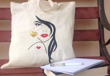 Shopping bag. Hand-painted beh with a domande esce. A heart-shaped pendant ha vedi Le an earring