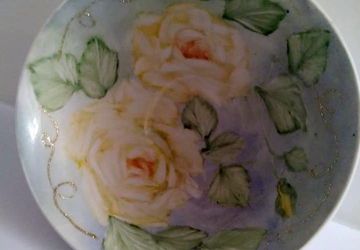 ciotola in porcellana dipinta mano ,soggetto rose gialle su fondo blu