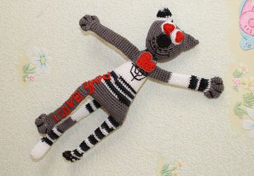 Enamoured cat knitted toy