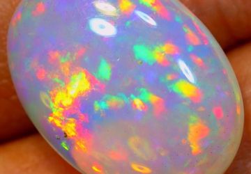 A bright crystal Ethiopian opal, 4,75  carat.