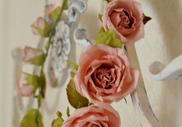 A chaplet with roses