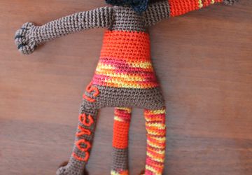 Enamoured cat knitted toy