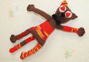 Enamoured cat knitted toy