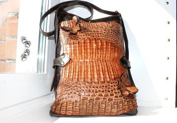 Lady's convinient and cheerful hadnbag