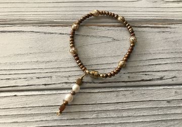 Pearls pearls 🏖 origins from the sea..use one or two or more as a stack 🌸  #pearls #unique #mixedstones #miniaturepearls #mixedelements #oneofakindbracelets #stackable