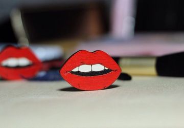"The lips" brooch