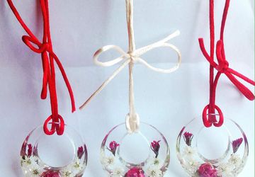 Necklace with pendant in transparent resin and real flowers