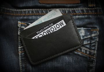 A leather cardholder