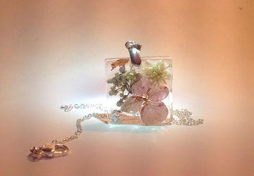 Silver necklace with pendant in transparent resin and real flowers
