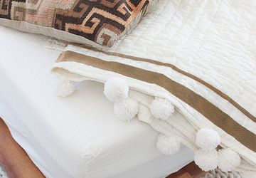 DIY Pom Pom Blanket