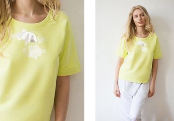 Sweatshirt with cut-off sleeves