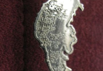 Unique seahorse shaped earring made of brass