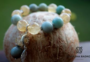 Wristlet with natural stones