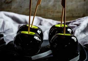 HALLOWEEN BLACK CARAMEL APPLES