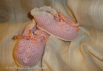 Knitted pink baby-shoes for a girl