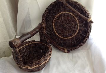 Twiggen set - a basket and a tray with wooden handles