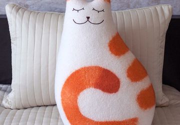 Ginger Bliss matted woolen cushion