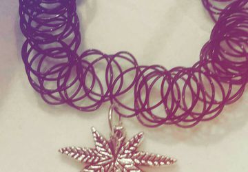 Cannabis leaf choker
