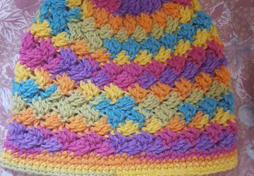 Ponnytail messy crochet hat