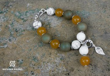 Wristlet with jadeite and cacholong