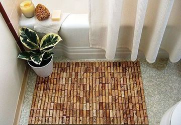 DIY bath mat from wine corks