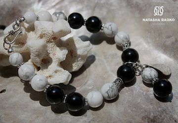 Wristlet with cacholong and agate