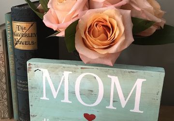 Mom the heart of the family Sign | Wooden Sign | Farmhouse Sign | Rustic wooden sign | Mothers Day | Gifts for her