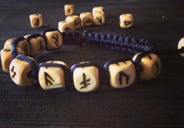 Bracelet made of natural materials