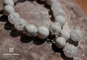 Wristlet with natural ice-quartz and cacholong