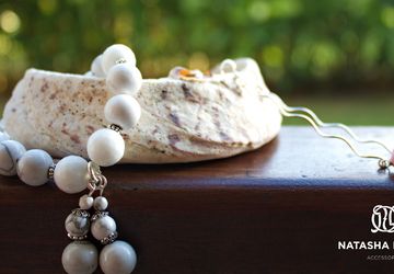 Wristlet with natural agate and cacholong