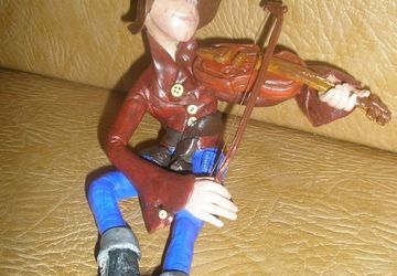 A toy violinist