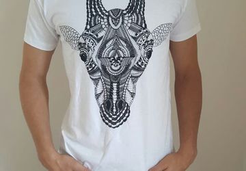 Unique design, men tee, giraffe tee, giraffe tshirt, white t-shirt, wild life, men fashion, graphic shirt, giraffe men shirt, 100% cotton
