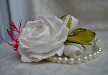 A hairpin "White rose"