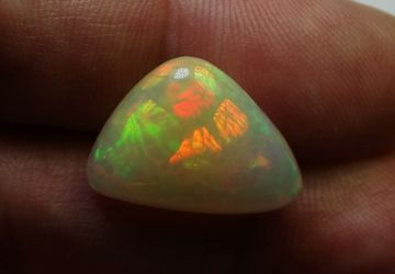An incredibly bright crystal Ethiopian opal, 6,42 carat.