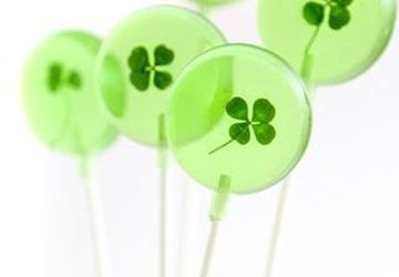 Violet and clover lollipops