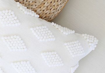 DIY Pom pom Pillowcase